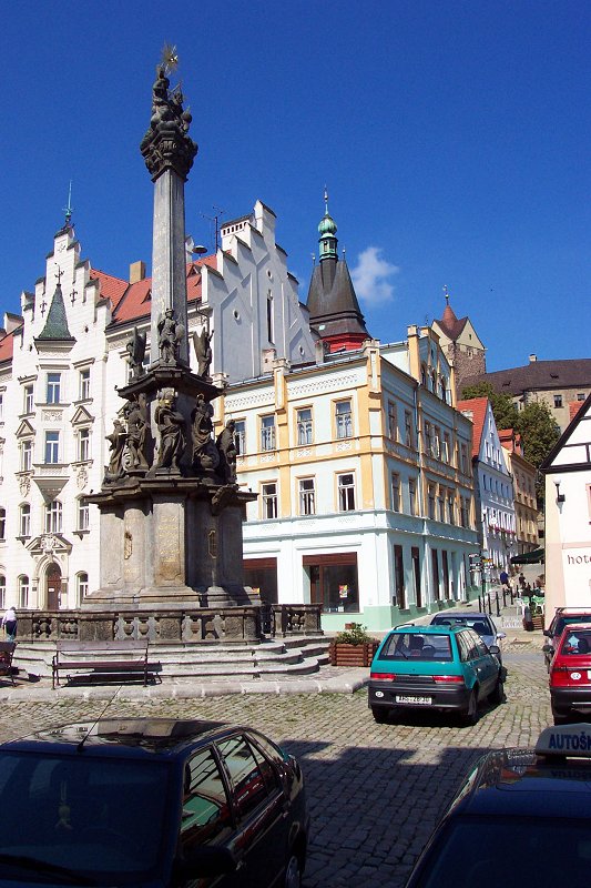 Rathaus und Dreifaltigkeitssule auf dem Marktplatz in Elbogen