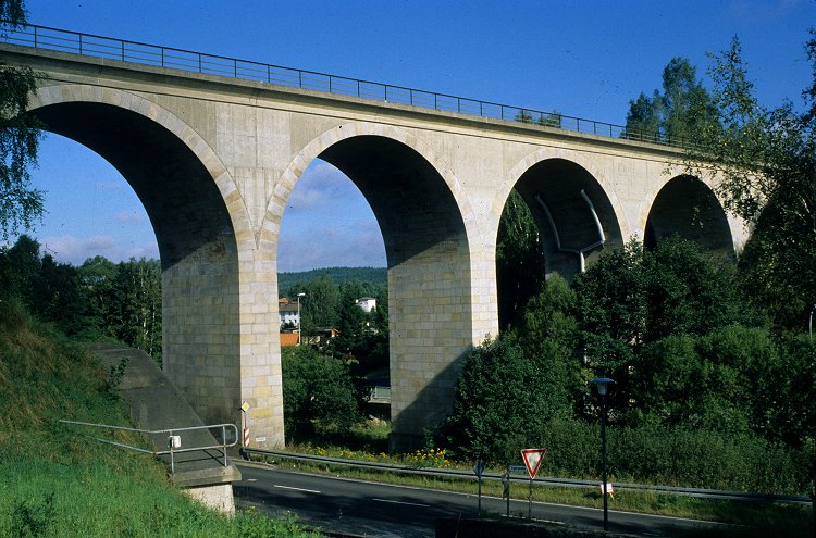 Eisenbahnbrücke - Eisenbahnviadukt in Marktleuthen