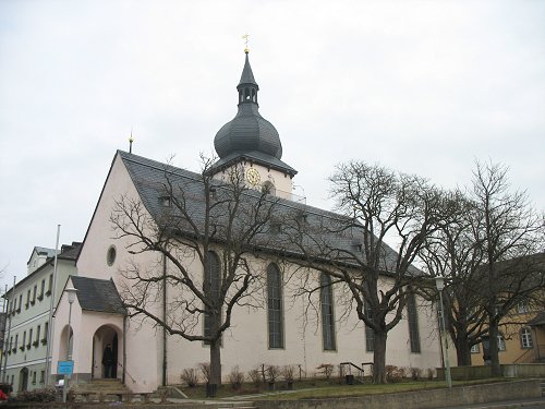 Nikolauskirche mit Rathaus - links - und Pfarrhaus - rechts