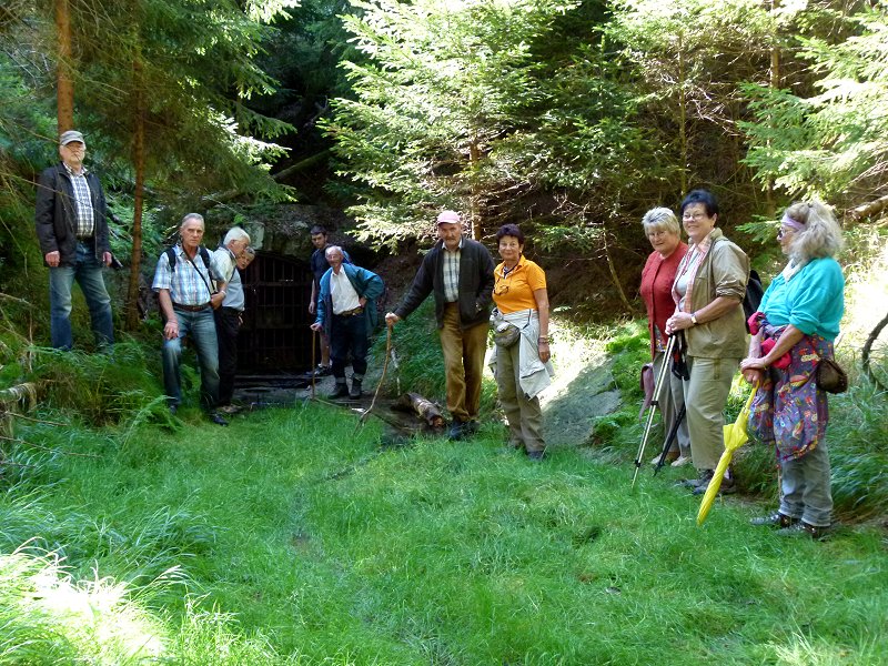 Am Stollen des historischen Uranbergwerks am Rudolfstein im Fichtelgebirge