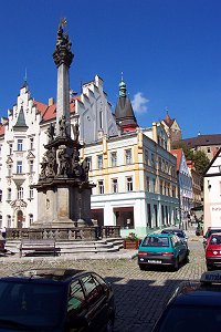 Rathaus und Dreifaltigkeitssule auf dem Marktplatz in Elbogen