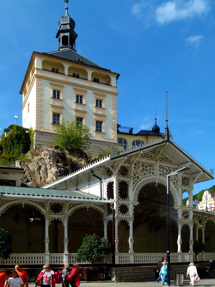 Die Marktkolonnade und der Schlossturm in Karlsbad