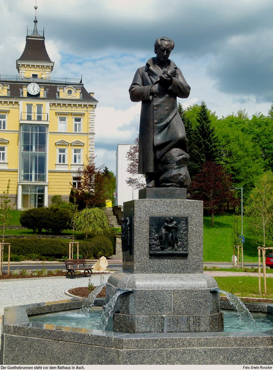 Das Ascher Rathaus und der Goethebrunnen